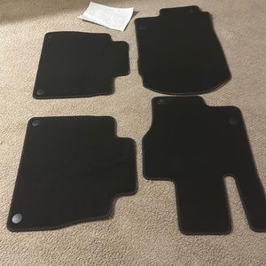 Mercedes 2021 GLE 350 set of 4 black velour floor mats. New.